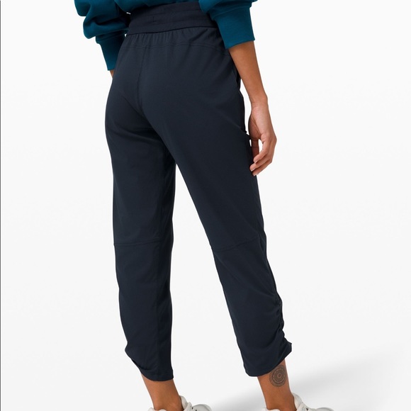 Beyond the studio 25” crop true navy size 2 lululemon nwt - Picture 10 of 16